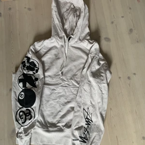 Stussy hoodie  - Säljer en snygg Stussy hoodie då den inte kommer till användning. Skulle säga att skicket är 8/10. Det kom med några klistermärken i paketet som man kan få med om man vill. Köpte den för cirka 1800 SEK. Skriv om du har några frågor.