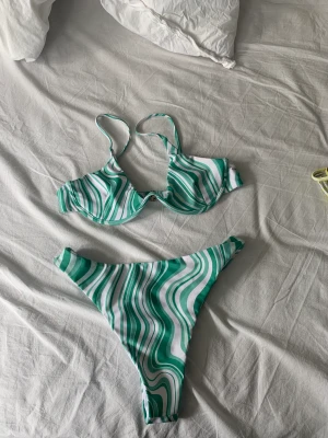 Bikini - Säljer denna fina bikini från shein, har använt denna endast nån gång men var för liten för mig. Tvättar såklart innan💗