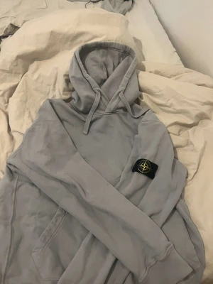 Stone island hoodie  - Säljer denna stone island tröjan för 800kr då jag inte riktigt tycker att det är min stil längre. Men det är inget fel på tröjan då dem knappt är använd. Det är bara att skriva om man har frågor osv!! 
