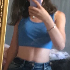 Topp - En super söt blå topp som e lite kortare och mjukt ribbad. Skriv för fler bilder💗(köparen står för frakten)