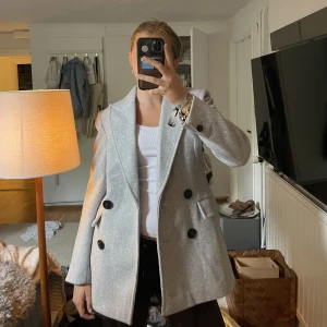 Zara kappa  - Så snygg zara kappa. Är i något form av yllematerial skulle jag gissa men den är inte stickig