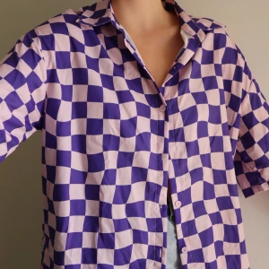 Oversized rutig skjorta  - Den är oversized och går strax över rumpan på mig som är 172cm. 