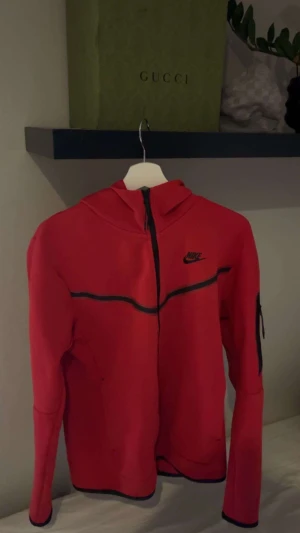Nike tech fleece röd - Bra skick 10/10 storlek s köpt på nikes hemsida Byxor till tröjan finns även  Hela dressen 900 