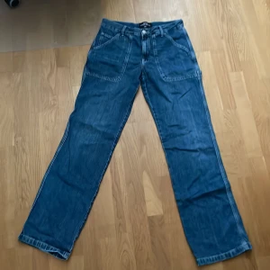 Jeans med större fickor - Ett par jeans från Zara. Knappt använda, fint skick. Medel/låg  midja. Jag är normalt sätt en storlek 38/M nedtill och dessa sitter lite tajt på låren på mig. Priset går att diskuteras!