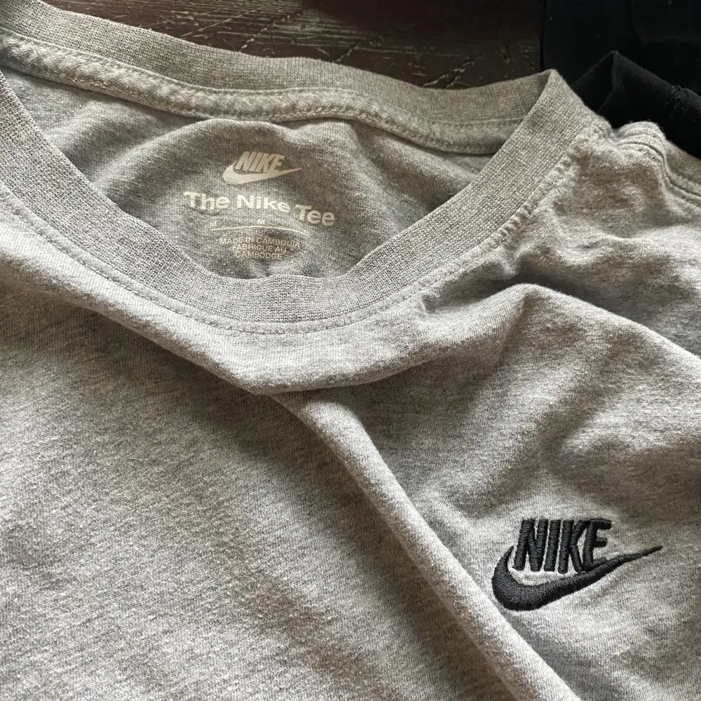 Säljer mina Nike t-shirts i svart och en till i grå. Dem kommer aldrig till användning. Jag köpte den förra året på Jd sports i Stockholm. Den är i storlek M. Pris kan diskuteras. För att köpa en kostar det 100 och för båda 200 kr. Priset kan diskuteras.. T-shirts.