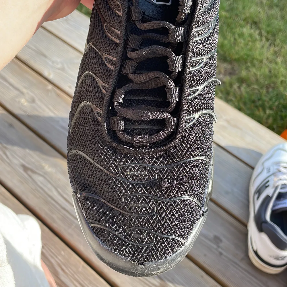 Svarta Nike skor strl 40 (25cm invändigt) i rätt bra skick. Ett litet jack på framsidan av höger sko (se bild 3) men inte riktigt nåt man lägger märke till.. Skor.
