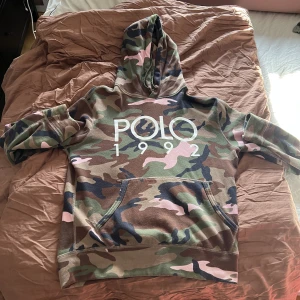 Polo Luvtröja  - Väldigt fint hoodie som tyvärr måste säljas för att jag gått upp en storlek. 