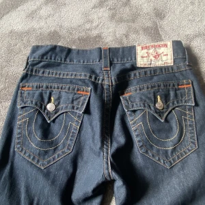 True religion jeans - Skit snygga true religion jeans som är köpta på rocket vintage i London i höstas, straight fit INTE SKINNY, använda fåtal gånger, pris kan diskuteras, köpta för ca 700 