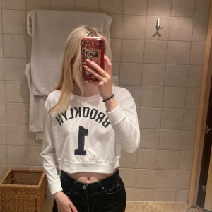 Croppad tröja - Croppad, häftig tröja från Kambodja så okänt märke. Står ingen storlek men passar XXS-XS. 50kr + frakt