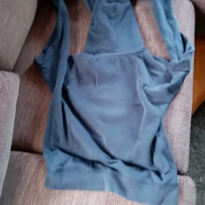 Gant - Jag säljer min gant hoodie i storlek 176 för den är för liten. Det är inga fläckar eller hål i hoodien. För mer information kontakta mig