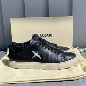 Arigato skor - Väldigt bra skick förutom vid hälen där det är lite slitet. Annats väldigt snygga o trendiga. Box, dustbag och alla OGs ingår. Kontakta mig för mer info eller liknande 😁