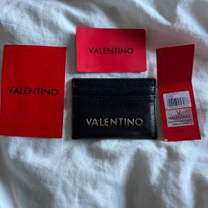 Valentino plånbok/korthållare med 6 kortfack. Använd men är i mycket fint skick. 