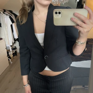 Kavaj - Kortare kavaj med trekvartsärmar. Bra skick. 