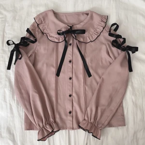 Ma*rs blus - Rosa blus  från det japanska märket ma*rs perfekt för den klassiska jirai Kei looken! Mycket gott skick!