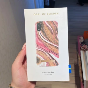 Ideal of Sweden mobilskal  - Ett mobilskal från ideal of Sweden. Använt väldigt mycket med synliga skador. Liten spricka uppe vid kamera hålet. Säljs pågrund av att det inte passar min telefon längre 
