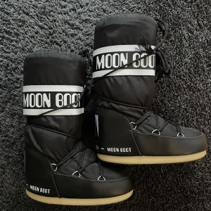 Moonboots - Höga moonboots, strlk 35/38. Använda fåtal gånger. Inget att anmärka på.