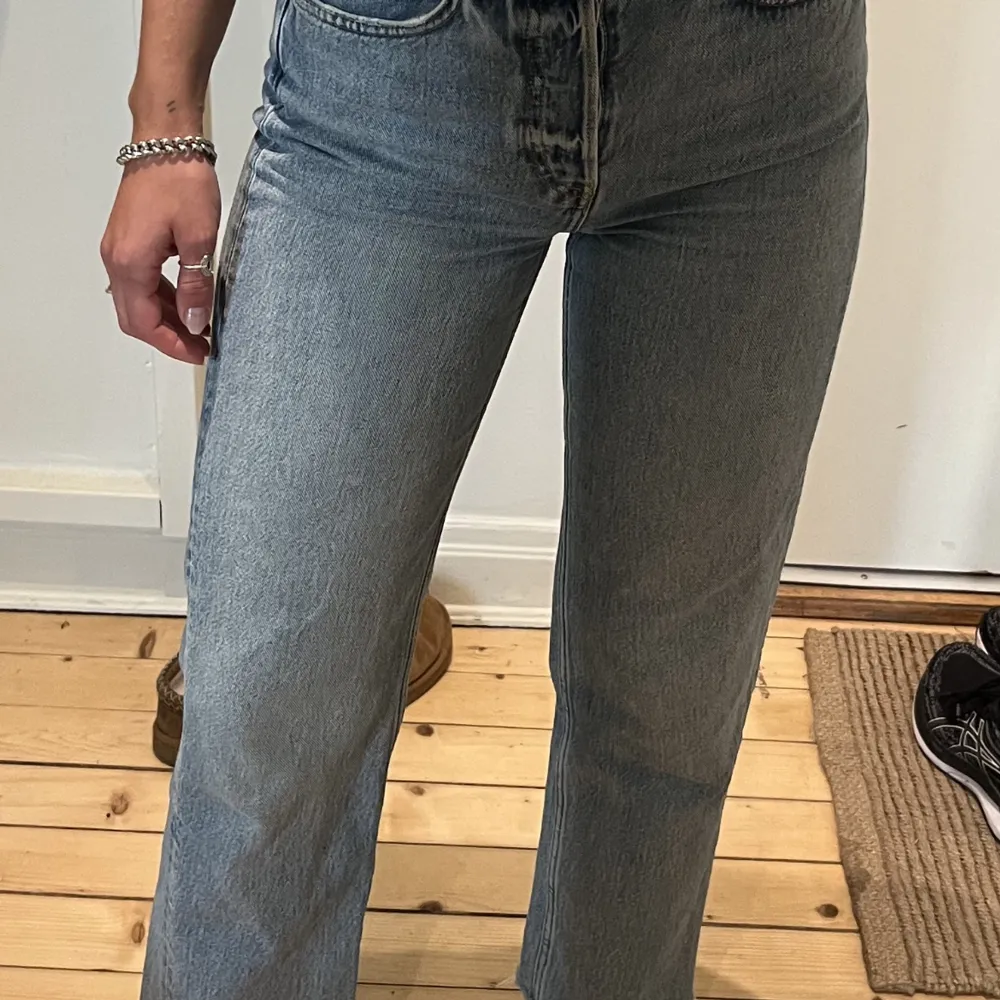 Jeans i ljus tvätt, avklippta nedtill. . Jeans & Byxor.