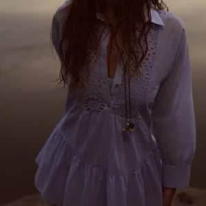 Zara klänning  - Säljer denna vackra klänningen då den tyvvär inte har kommit till  användning endast testad, den är från zara och är slut i lager, den är i storlek M men skulle mer säga att den sitter som en S🩵🩵🩵