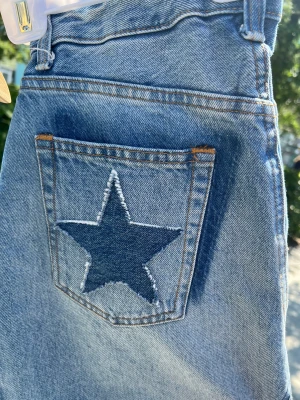 Jeanskjol med tryck - Jeanskjol med påsydda stjärnor. Går o köpa vid våra försäljningar (se plats på instagram som finns i vår bio). Men man kan även hämta upp. Skriv vid mer info eller frågor!