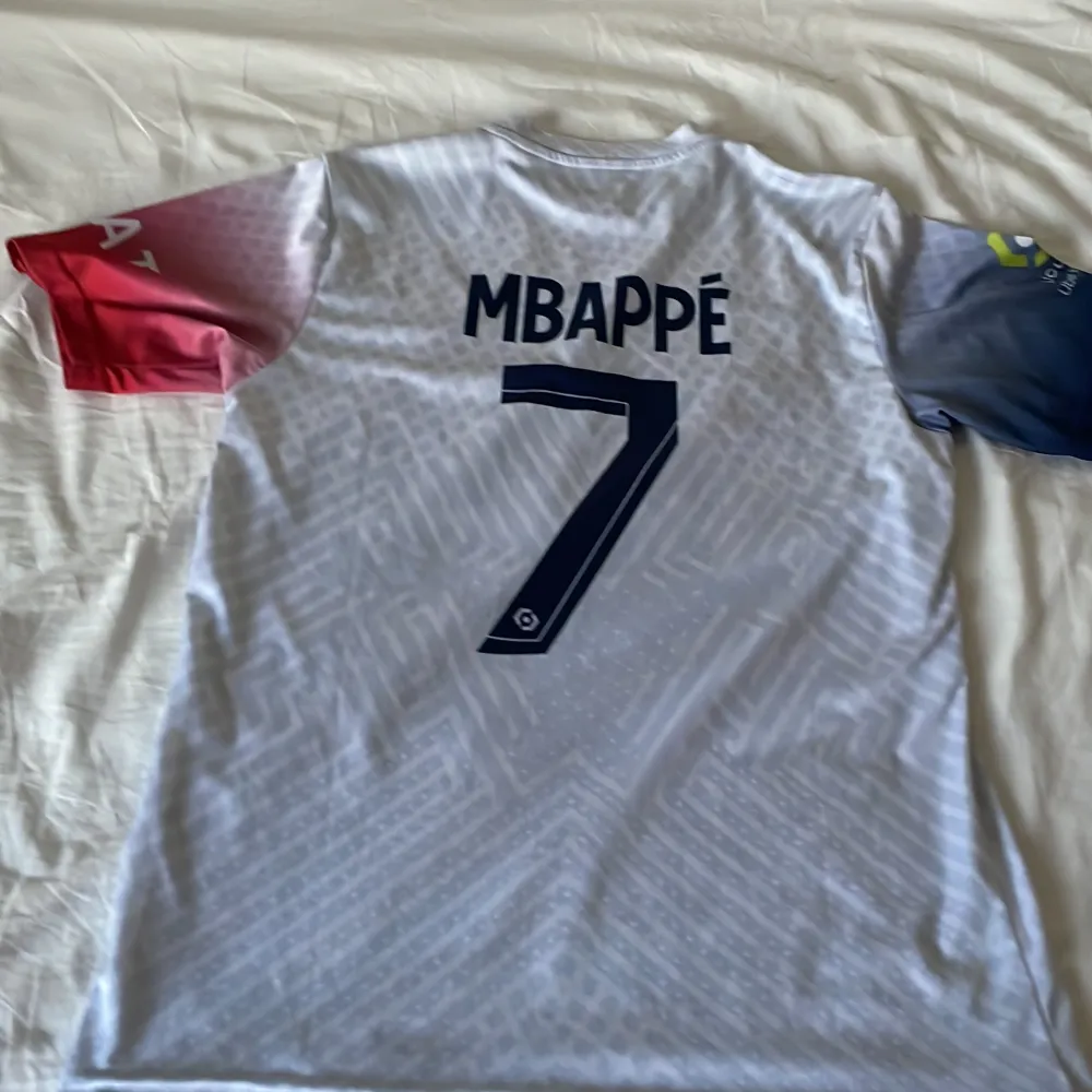 Oanvänd Mbappe tröja, väldigt bra kvalite och skick. Pris kan diskuteras passar för M men S också. . T-shirts.