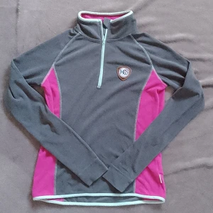 Ridtröja från Horseware - Näst intill oanvänd ridtröja från Horseware i fleece. Mjuk och len i tyget.