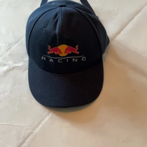 Red Bull F1 blå keps - Jag sälja en oanvänt helt ny blå Formel 1 keps. Finns i Uppsala eller kan skickas fraktfritt inrikes. Swish går bra