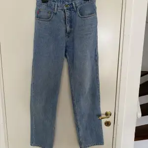 Ljusblå jeans som säljs då de inte kommer till användning. Fint skick!