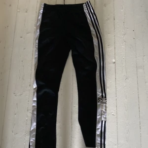 Byxor - Sköna byxor med knappar på sidan som man kan öppna.🤩knappt aldrig använt dem.