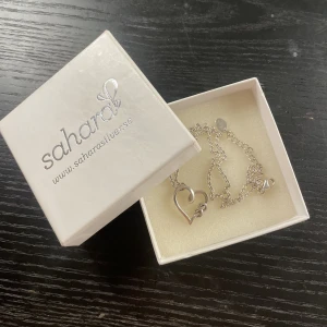 Smycke  - Säljer detta super fina smycket då det inte kommer till användning längre, 925 silver och i fint skick ✨ 42cm långt och kostade 850kr nypris ✨