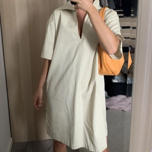 Klänning - Från HM. Storlek 38 men passar alla storlekar. 