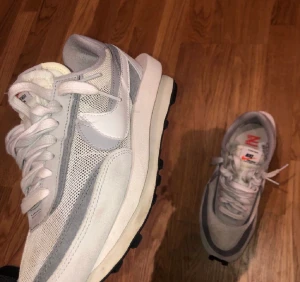 Nike Sacai - Säljer mina oerhört bekväma Nike x Sacai sneakers då dom tyvärr inte kommer till användning. Storlek 39 men sitter större. Har passat på mig som har storlek 40/40,5 i vanliga fall. Öppen för bud!   Extra skosnören och original box ingår vid köp.  