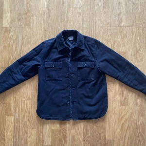 Weekday Overshirt - Säljer nu min svarta Chris padded jacket från weekday. Bra skick, har knappt använt den så cirka 8/10. Storlek S men passar storlek M.