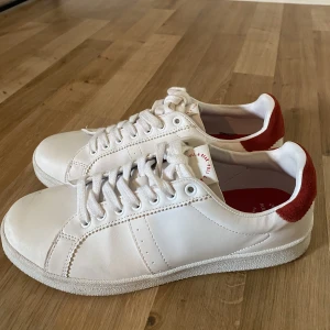 Skor  - Säljer mina skor från pull & bear. Köpta för 200kr men kommer inte till användning. 