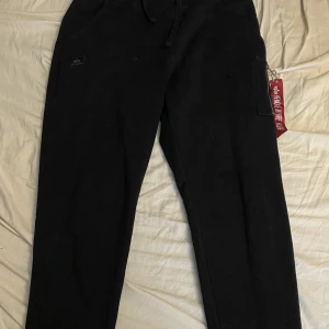 Alpha industries mjukisbyxor - Säljer dessa då dom inte riktigt passar mig. Använda fåtal gånger. Frakt ingår inte.