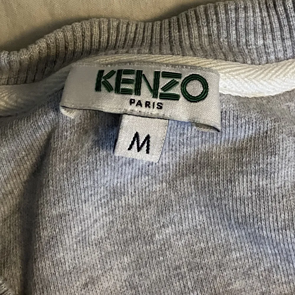 Säljer denna snygga kenzo tröjan då den har blivit för liten för mig. Frakten ingår inte. . Tröjor & Koftor.