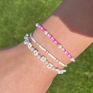 Armband🌟🌟 - Tre handgjorda armband! Det vita och guldiga med blommor 40kr. Det vita med guldiga detaljer 15kr och det rosa 20kr. skriv om du undrar ngt🌟