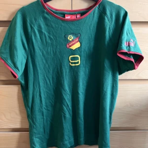 Vintage fotbollströja - Vintage fotbollströja från Kamerun. Står storlek XL men sitter som en XS/S.   Vid mer frågor så hör av er :)