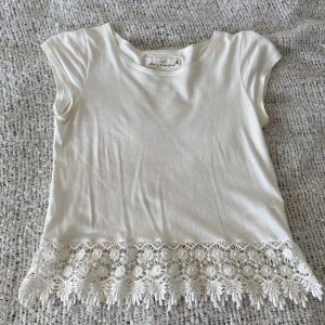 Blus  - Säljer den här utsålda blusen med spets, som är enkel går att matcha till outfits💖. Bara att fråga om du har funderingar. (Säljer även kjolarna på bilderna)