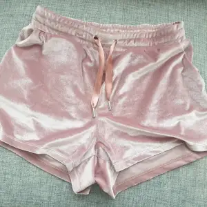 Oanvända rosa sammet shorts från Nelly i storlek s💗