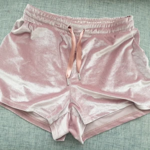 Sammet shorts från Nelly - Oanvända rosa sammet shorts från Nelly i storlek s💗