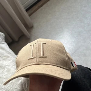 Les Deux keps - Köpt förra sommaren!  Användes faktisk aldrig tyvärr  Hoppas nån vill ha den👍  Skick 9/10
