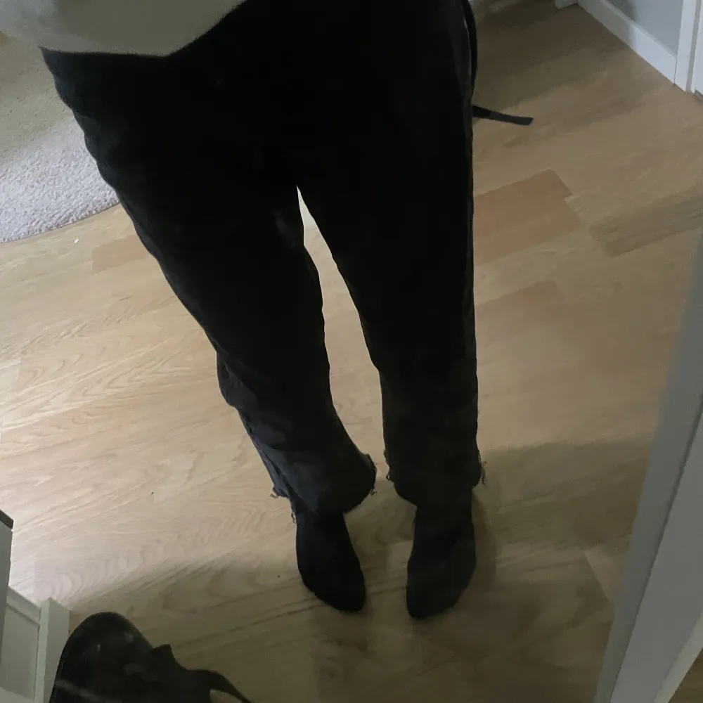 Svarta jeans från lager 157 i modellen Kick, är inte använda så mkt, köpta för ca 2 månader sen och använda typ 3 ggr🫶🏻🫶🏻säljer dem för att dem inte används💖Säljer likadana i ljusblått, Dem är high waist och croppade storlek XXS 15 kr💖💖🫶🏻. Jeans & Byxor.