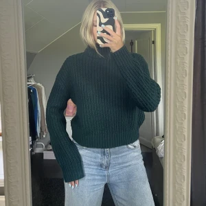 Stickad tröja - Stickad mörkgrön tröja. Färgen är mest korrekt mot verkligheten på den sista bilden. 150 + frakt 