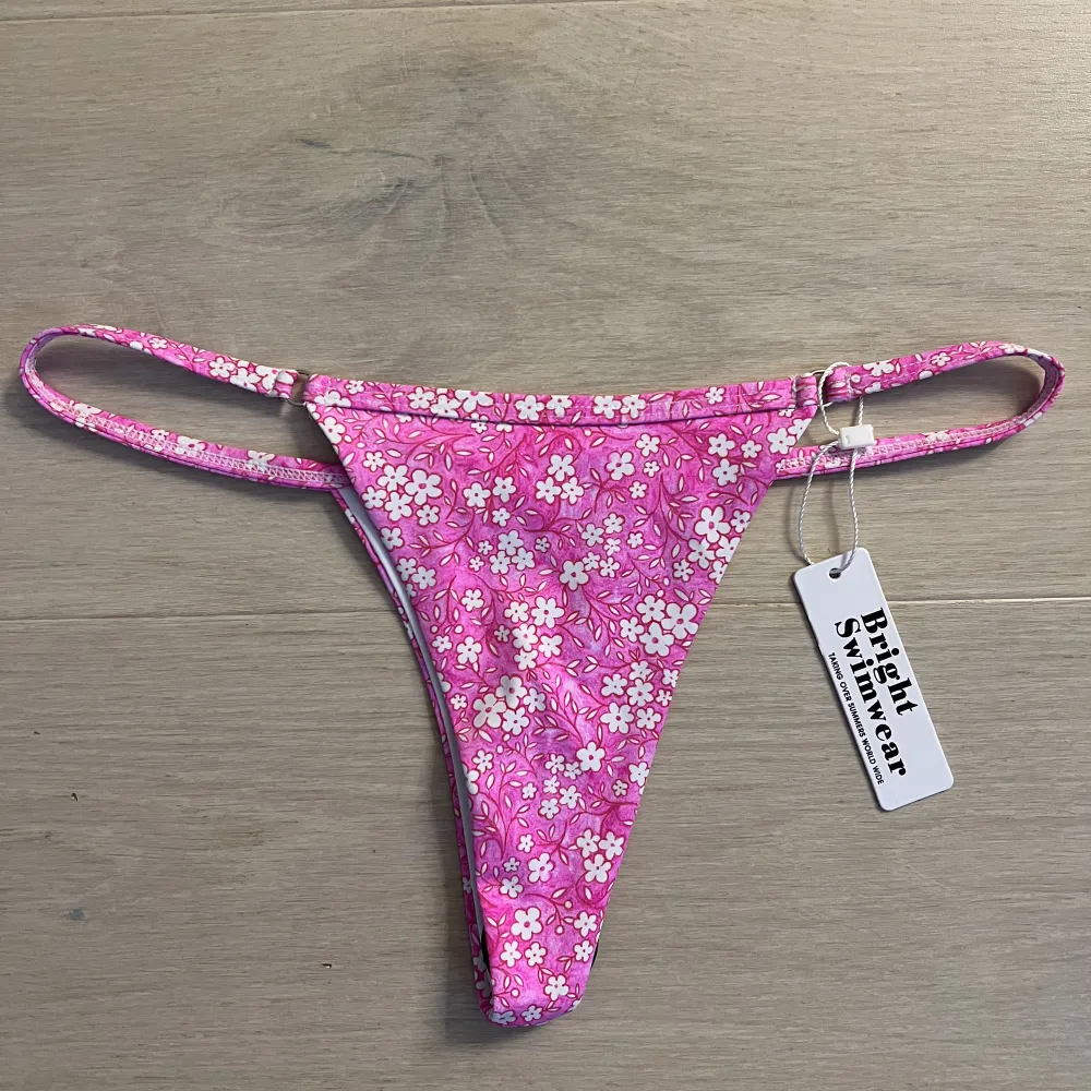 En superfin bikiniunderdel från bright swimwear i storlek S. Aldrig använd, lappar osv sitter kvar. Säljer då den var för liten!. Övrigt.