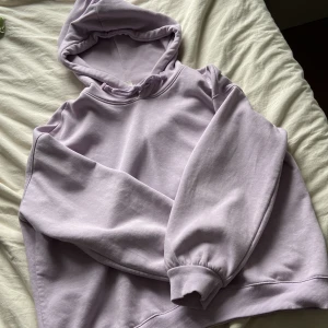 Ljuslila hoodie - Har bara använt några gånger så mycket bra skick, mjuk, är storlek S men detta är en M och passar bra