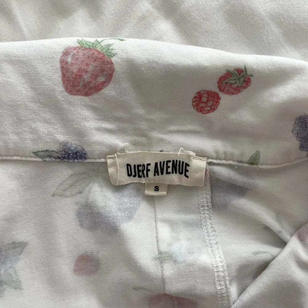 Djerf Avenue pyjamas skjorta i storlek S (summer berries). Fint skick, använd fåtal gånger, tvättat 1 gång. Helt slutsålda online. Säljer även matchande byxor. . Skjortor.