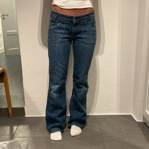 Lågmidjade bootcut Lee jeans - Innerbenslängd: 74 cm midjemått runt: 79 cm