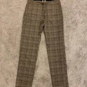 Kostym byxor - Säljer mina hampton republic kostym byxor i strl 30/32. Dem är helt nya ej använda. Passar dig som är runt 175-180 cm