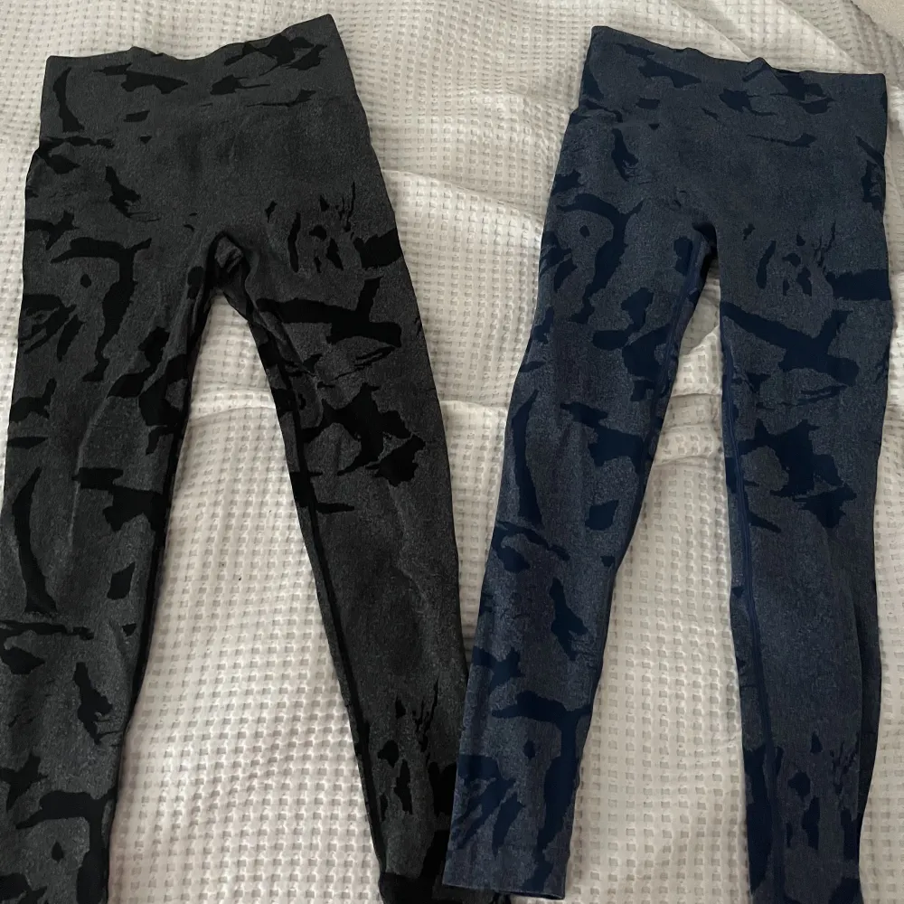 Säljer dessa camo leggings med scrunch. Aldrig använda stolek m men passar även s. Svart och blå. Ett par för 250 eller båda två för 400.. Jeans & Byxor.