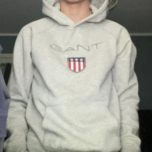 Gant sheild hoodie - Tröjan är väldigt skön att ha på sig, den passar rätt bra på mig som är runt 175 centimeter lång.